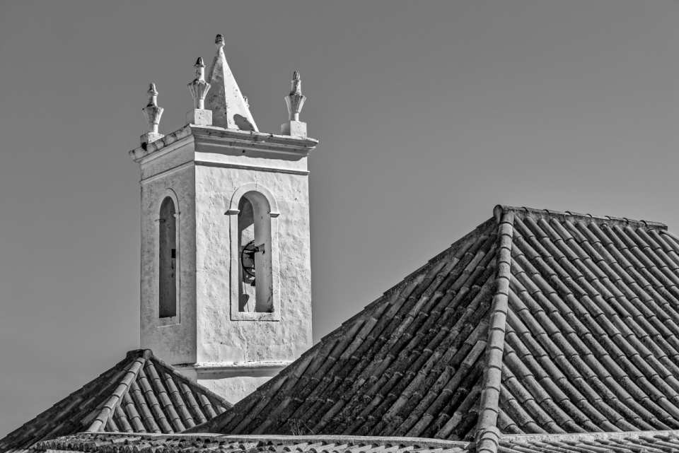 建筑摄影_黑白城市古典教堂建筑屋顶特写