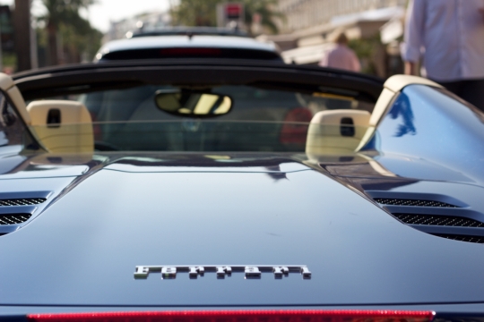 虚化背景城市街道黑色豪华轿车