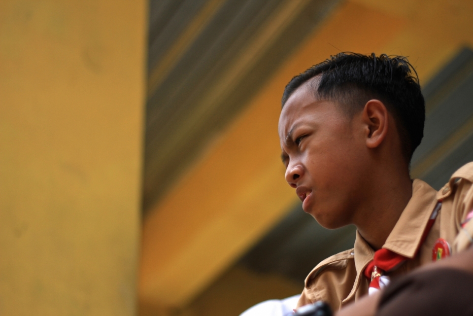 印尼城市学校内短发黑人男孩