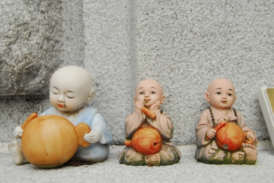 敲木鱼的和尚工艺品静物摄影