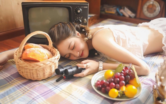 室内睡觉的清纯美丽氧气少女