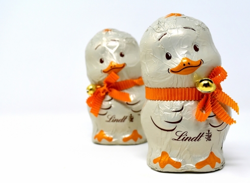 白色背景可爱卡通鸭子造型巧克力