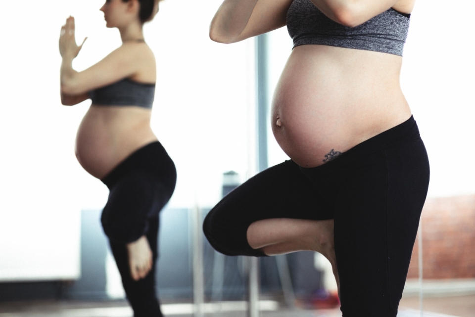 孕妇单腿站立双手合十瑜伽练习特写