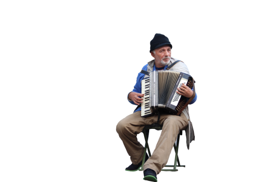 坐在椅子上拉手风琴的老人特写