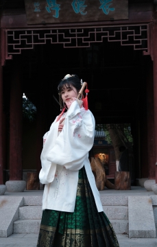 古装亭台执伞美女摄影图