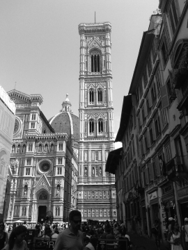 黑白城市街道古典文艺建筑前人群