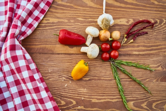 木制案板上放着的各式食材和红白桌布