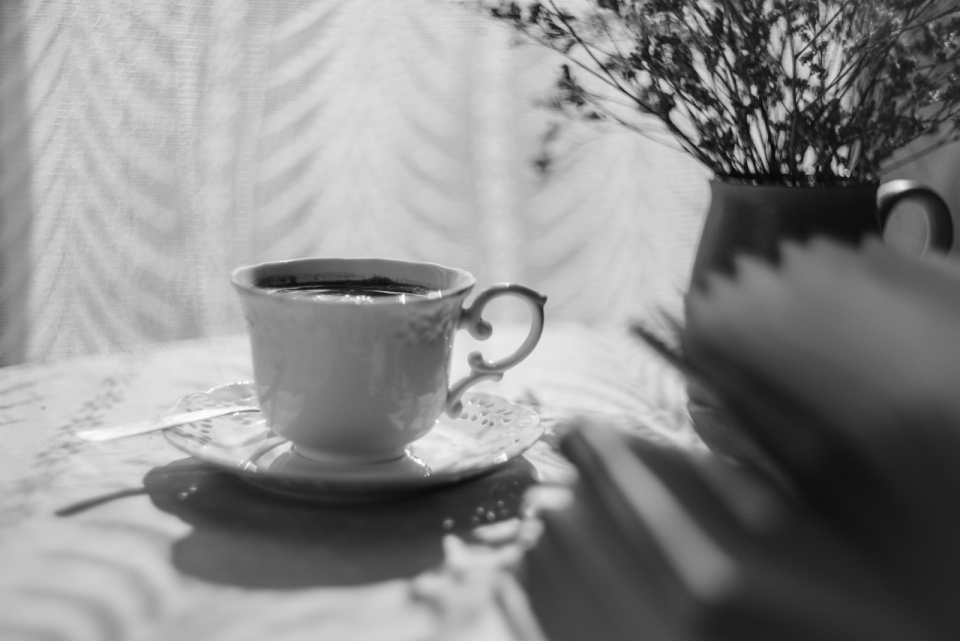 休闲午后的咖啡和书本静物黑白风格摄影