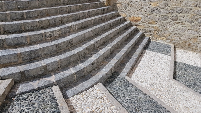 螺旋形阶梯砖块阳光照射建筑外景