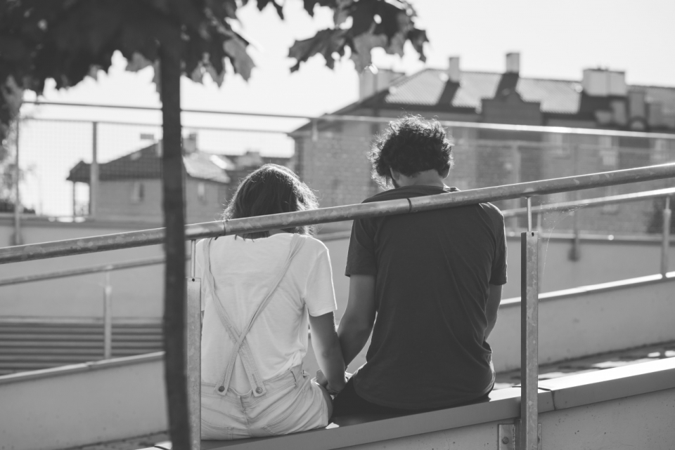 黑白风格坐在台阶围栏上的情侣背影