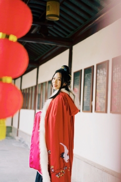 汉服斗篷微笑古风美女