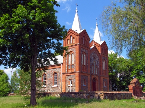 阳光下绿树包围的欧洲教堂建筑