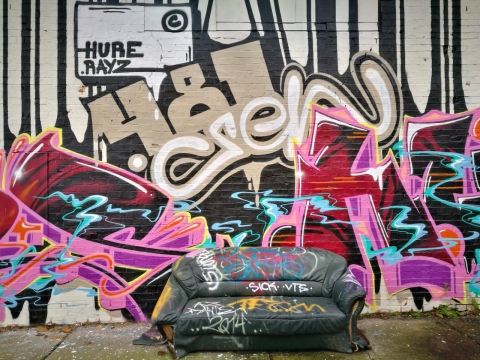 废弃房屋墙壁嘻哈风格涂鸦彩绘