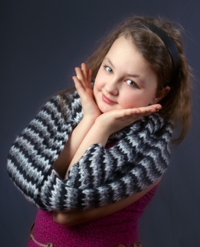 简约黑色背景温暖服装短发时尚女孩