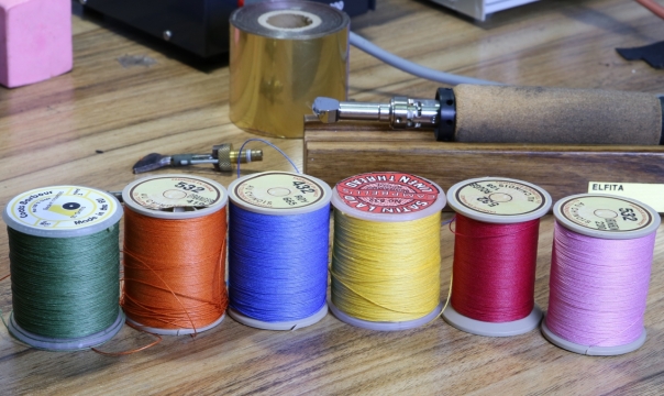 工具桌上彩色棉线静物摆拍