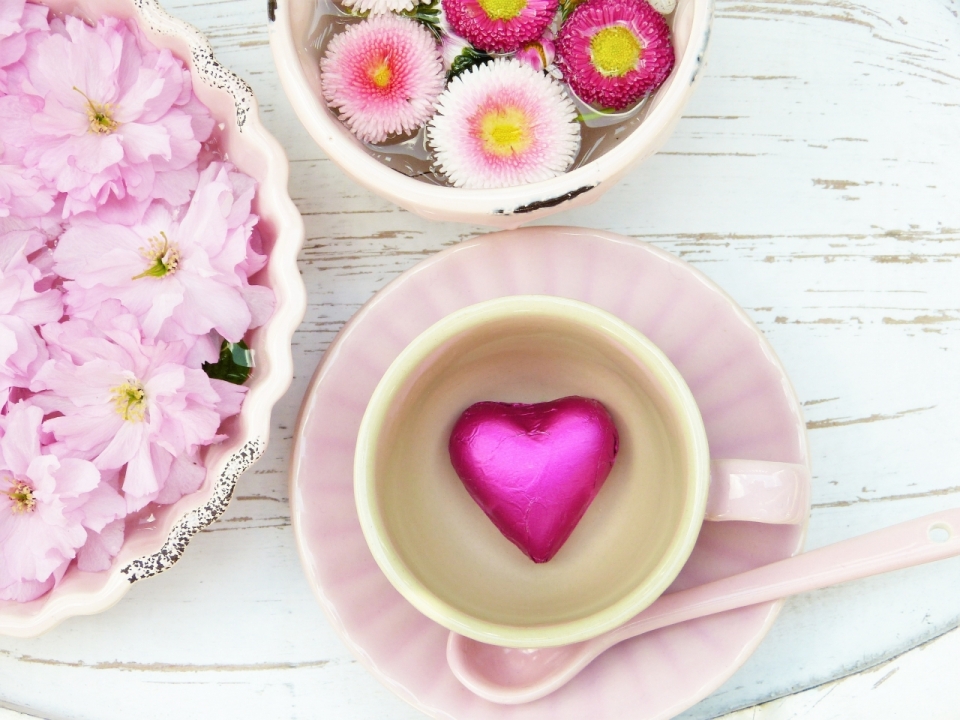 白色桌面粉色自然花朵茶具桃色心形装饰