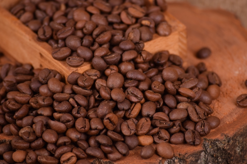 木制勺柄堆积咖啡豆香醇烘烤气息
