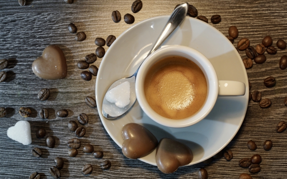 木桌上醇厚咖啡与咖啡豆静物摆拍