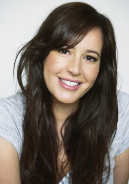 黑色长发微笑的女人