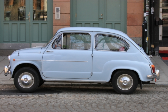 摄影基础_城市街道古典建筑边白色豪华轿车