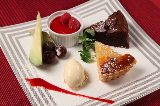 餐厅红色桌面白色盘子美味精致甜点