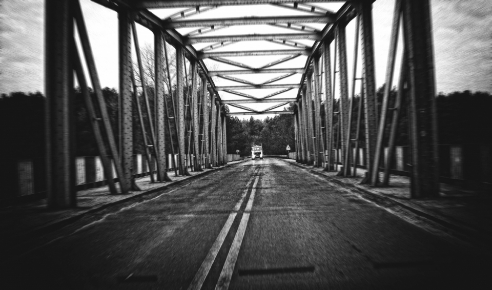 黑白色铁桥道路风景拍摄