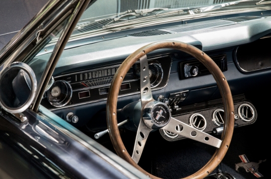 复古敞篷车方向盘内部构造