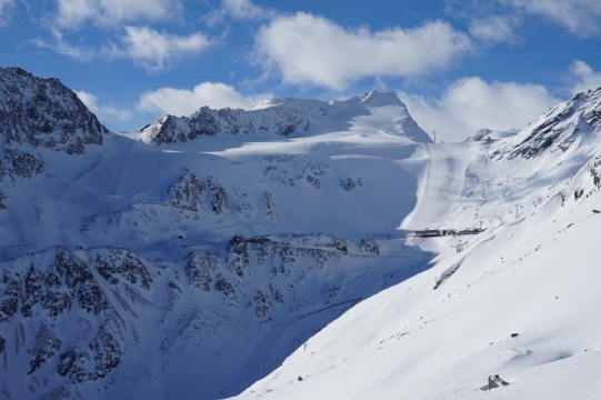 蓝天白云阳光照耀下的雪美丽风光