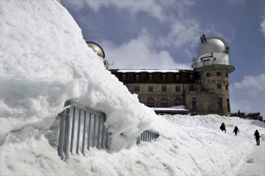 堆积白色雪山攀登石壁堡垒建筑
