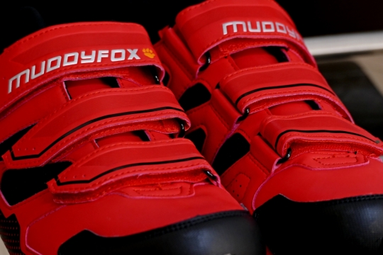 印白色英文字母红色黑色时尚运动鞋