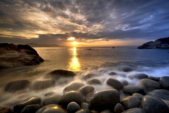 傍晚阳光天空下大海海面礁石