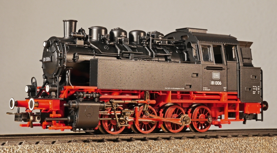 老式蒸汽火车头精致模型摆拍