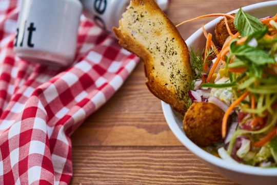 红白格布上的咖啡杯和烤面包蔬菜沙拉美食