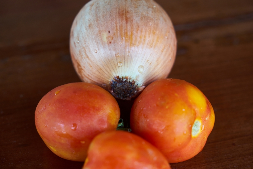 微距摄影_木桌上的洋葱西红柿特写