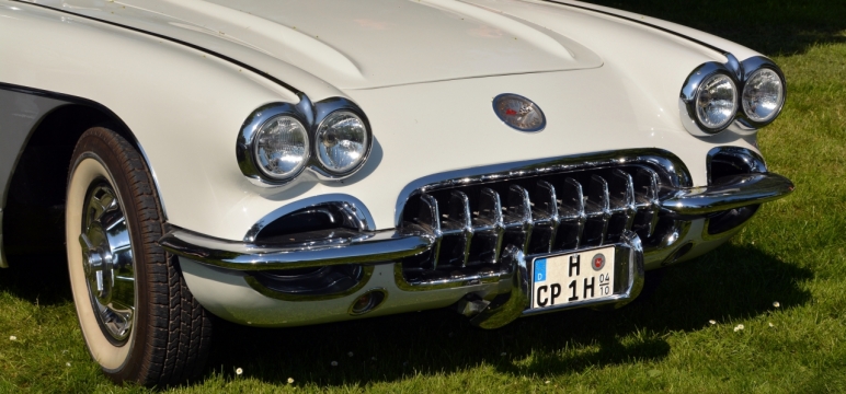 户外自然草坪白色轿车车头特写