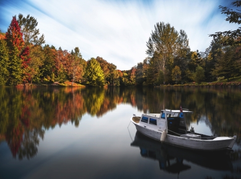 热带雨林平静水面船只风景特写