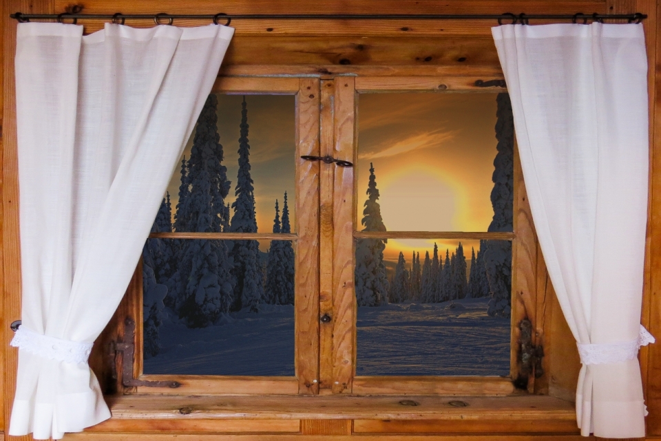雪地树林中的小木屋窗户的夕阳摄影