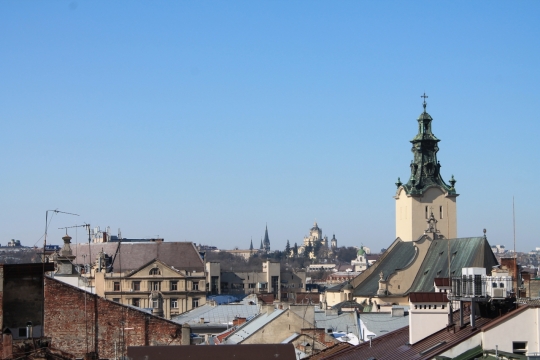 阳光蓝色天空城市街道古老建筑