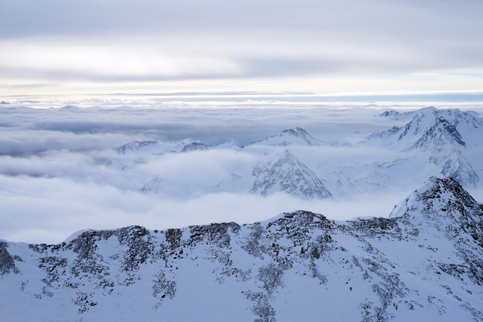 阴天雪山顶云雾缭绕风光美景