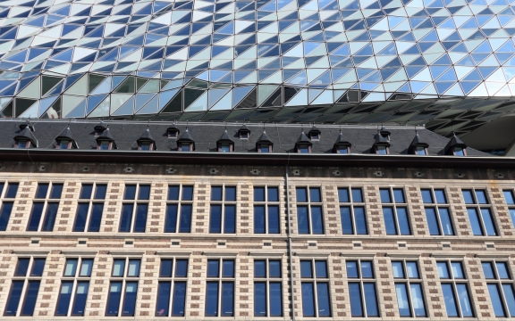 现代城市街道崭新办公建筑