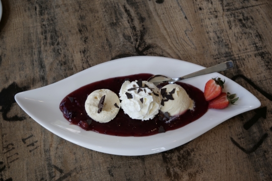 木制桌面白色盘子美味果酱冰淇淋甜点美食