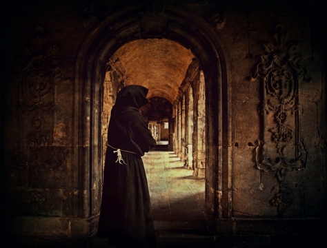破旧不堪的神庙走廊与身着黑袍的神秘僧侣