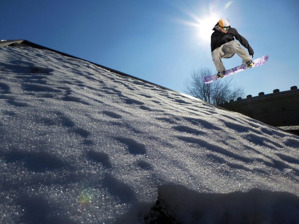 冬日阳光下正在雪地滑雪的人