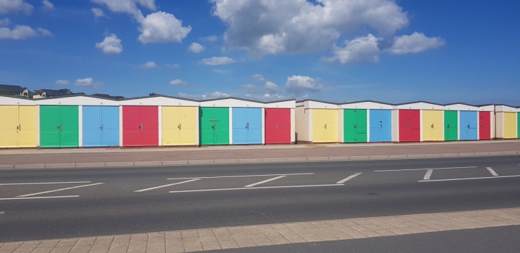 柏油马路边排列彩色集装箱房屋外观