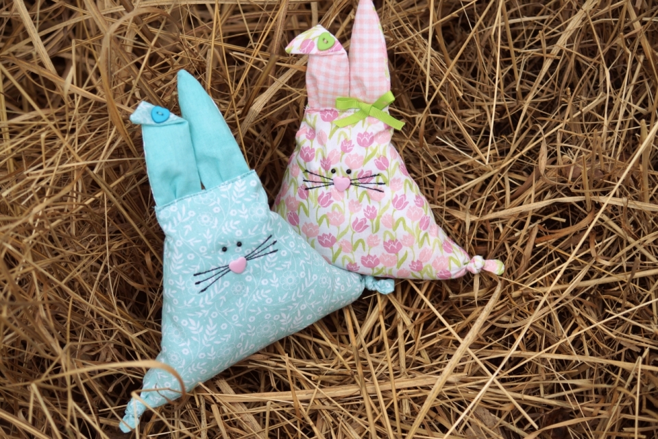 户外自然草坪可爱蓝色粉色兔子玩具
