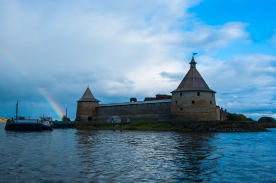 傍晚降临湖中城堡建筑宁静彩虹景观