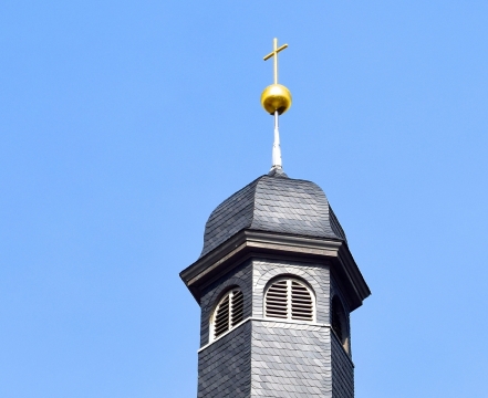 阳光蓝色天空教堂建筑金色十字架屋顶特写