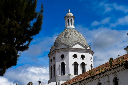 蓝色天空城市街道古典教堂建筑