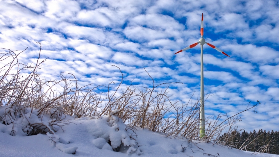 高积云天空下冬天白色雪后草坪风车