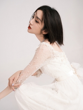 唐艺昕性感白裙妖娆写真